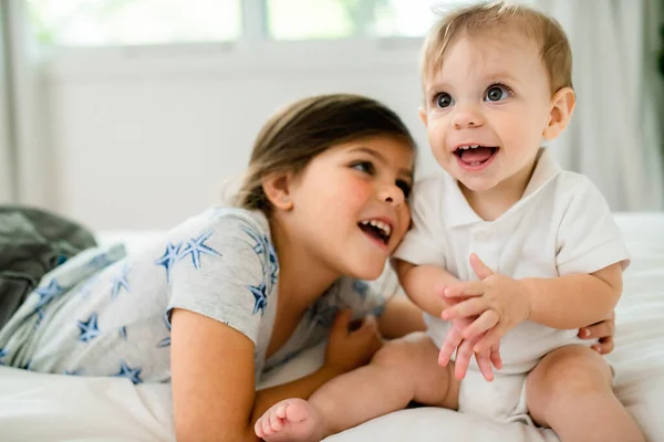 Menina criança e irmão Boyhaving grande momento no quarto — Fotografia de Stock