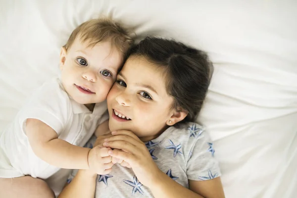 Gyermek lány és testvér Boyhaving nagy idő a hálószobában — Stock Fotó