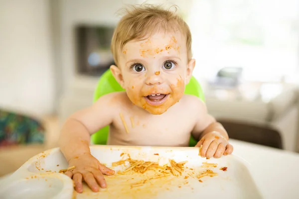 小さな赤ん坊が夕食を食べて混乱する — ストック写真