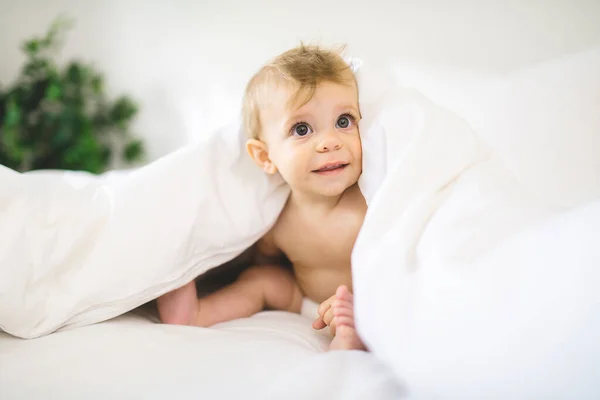 Menina bebê feliz bonito na fralda na cama — Fotografia de Stock