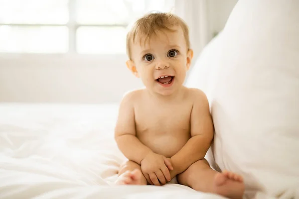 Niedliche glückliche Baby-Mädchen in Windel auf dem Bett — Stockfoto