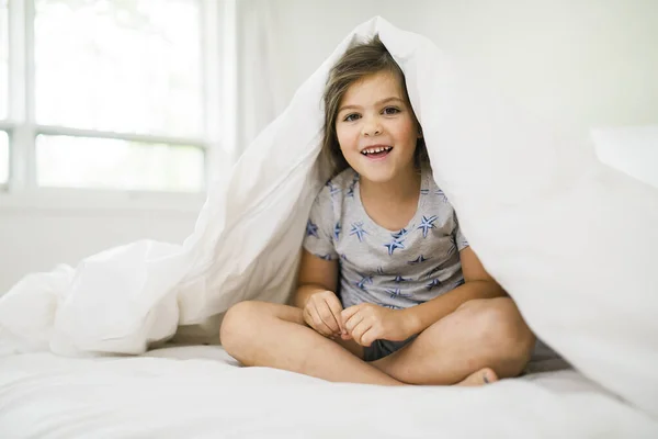 Ένα πορτρέτο του μικρού κοριτσιού στο κρεβάτι νωρίς το πρωί — Φωτογραφία Αρχείου