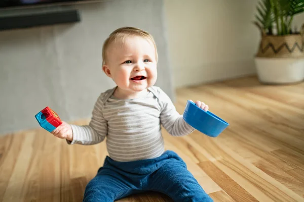 Los niños juegan con el juguete en la sala de estar — Foto de Stock