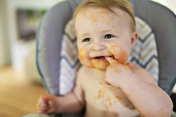 A Little baby eating her dinner and making a mess — Stock Photo, Image