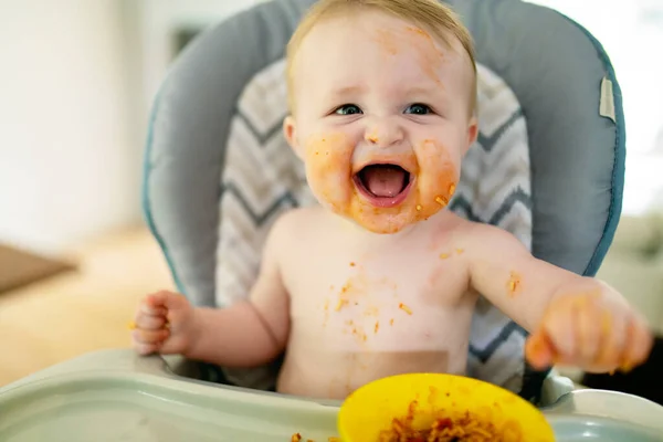 小さな赤ん坊が夕食を食べて混乱する — ストック写真