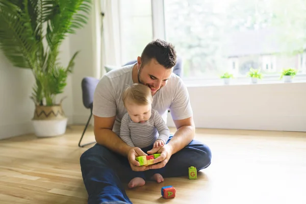 Padre con su hijo hijo jugar juntos en casa — Foto de Stock
