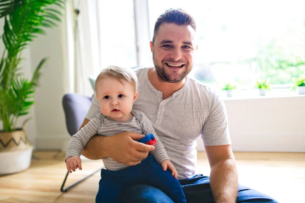 Padre con su hijo hijo jugar juntos en casa — Foto de Stock