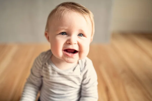 Stort leende av en baby på vardagsrummet — Stockfoto