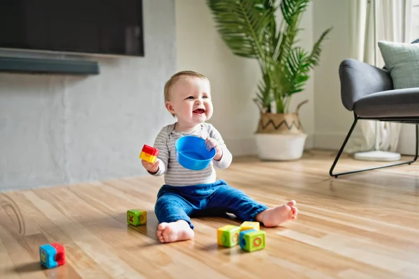 Los niños juegan con el juguete en la sala de estar — Foto de Stock