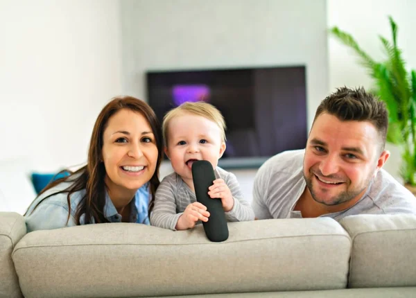 Familie kijkt thuis televisie op de bank — Stockfoto