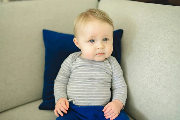 Portrait de bébé garçon assis sur le canapé. — Photo