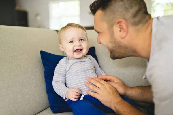 Padre e hijo jugando juntos en el sofá —  Fotos de Stock