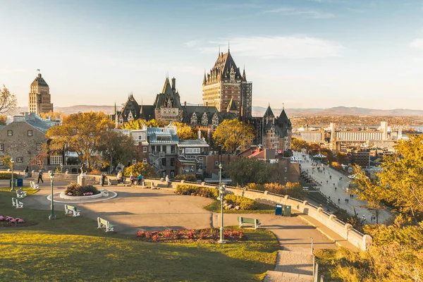 Cityscape ou skyline de Chateau Frontenac, Dufferin Terrace e rio São Lourenço com vista para a cidade velha — Fotografia de Stock