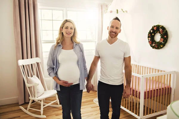 집에 있는 아기 방에서 임신 한 어머니와 남편 과함께 — 스톡 사진