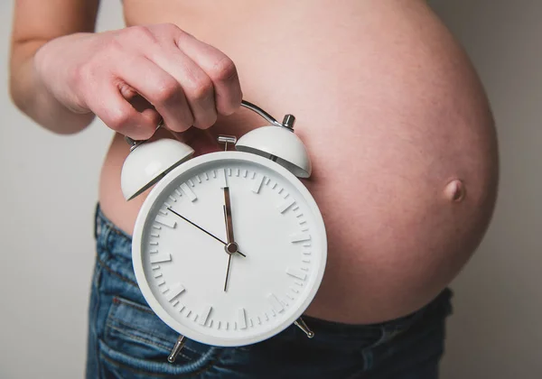 白い時計で隔離された妊婦 — ストック写真