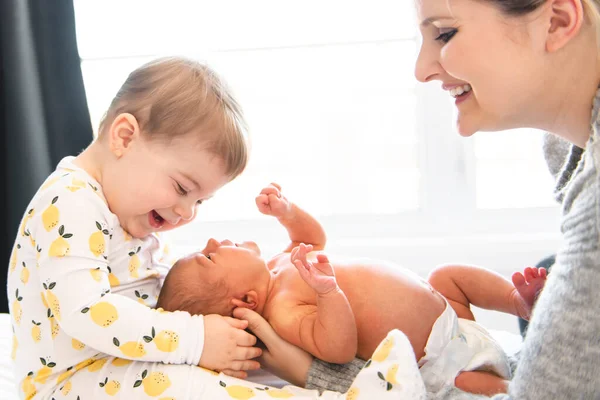 Семья в спальне с новорожденной дочерью — стоковое фото