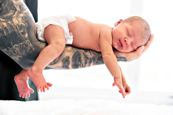 A Portrait of tattoo man hand holding holding his newborn baby — Stock Photo, Image