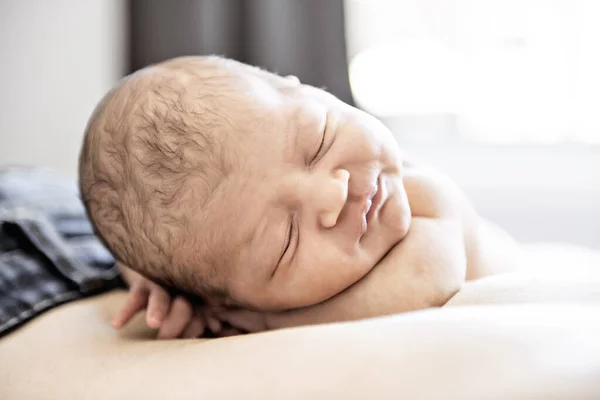 Yeni doğmuş bir bebek babasının sırtında yatıyor. — Stok fotoğraf