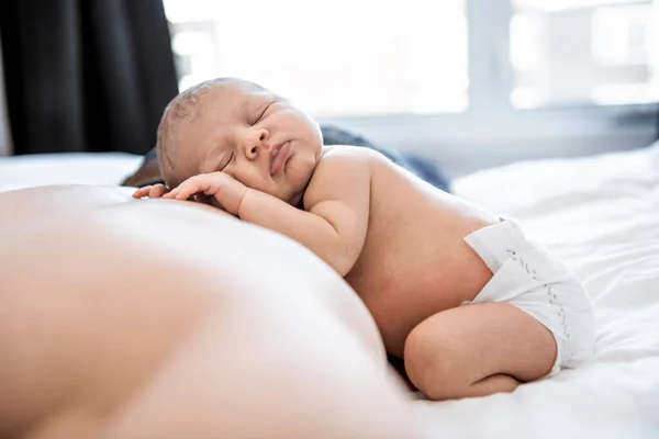 Novorozeně ležící dítě spící na zádech otce — Stock fotografie