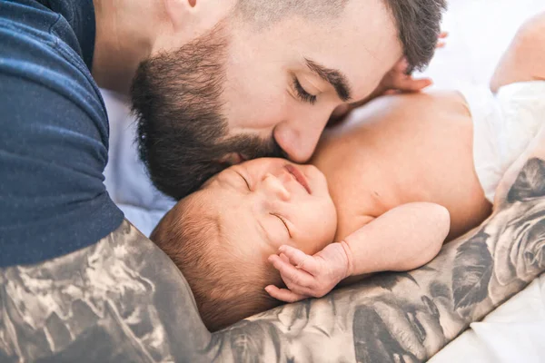 Padre se acostó en la cama con su hija recién nacida — Foto de Stock