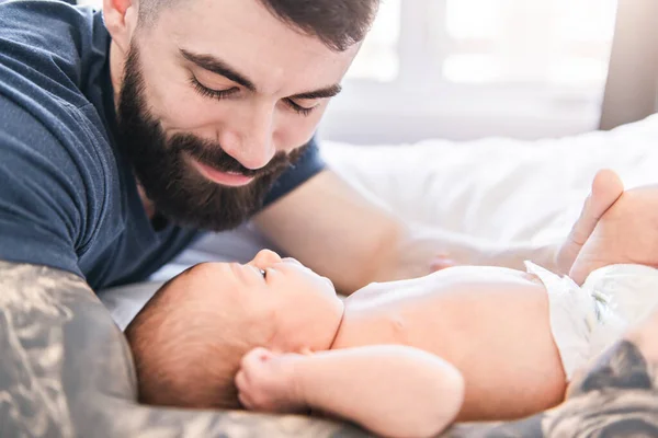 Padre se acostó en la cama con su hija recién nacida — Foto de Stock