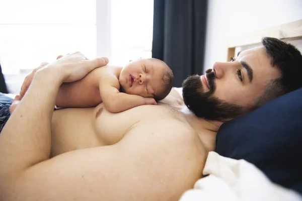 Padre se acostó en la cama con su hija recién nacida — Foto de Stock