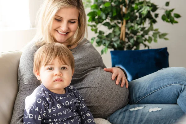 Una madre embarazada feliz y un hijo pequeño en casa — Foto de Stock