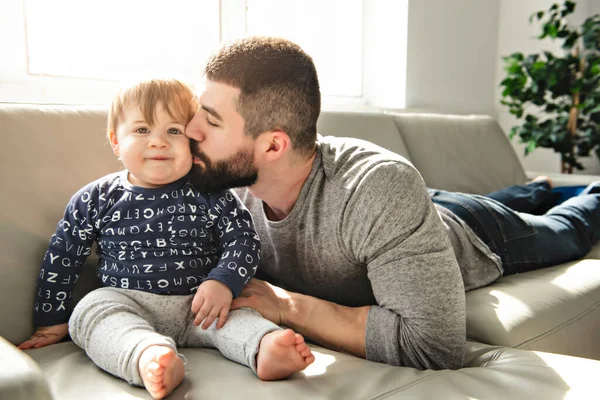 Um pai e um filho brincando na sala de estar juntos — Fotografia de Stock