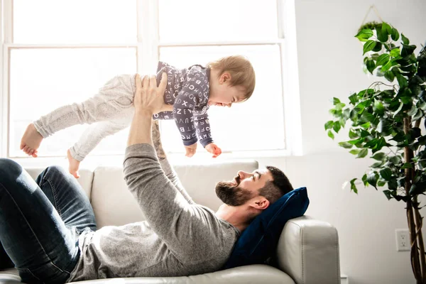 Un padre y un hijo jugando juntos en la sala de estar — Foto de Stock