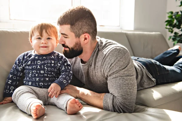 Un padre e figlio giocare su il soggiorno insieme — Foto Stock