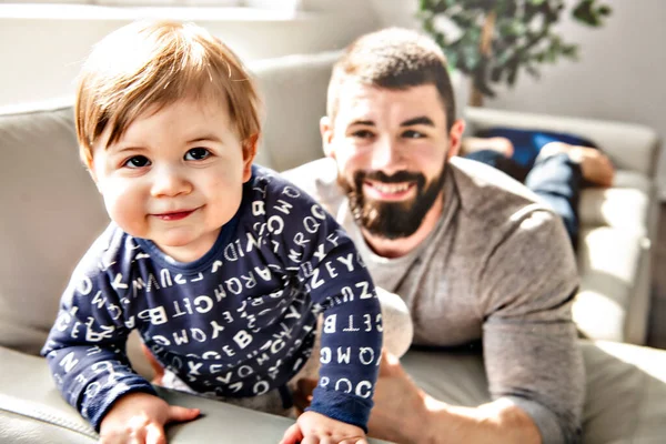 Un padre y un hijo jugando juntos en la sala de estar — Foto de Stock