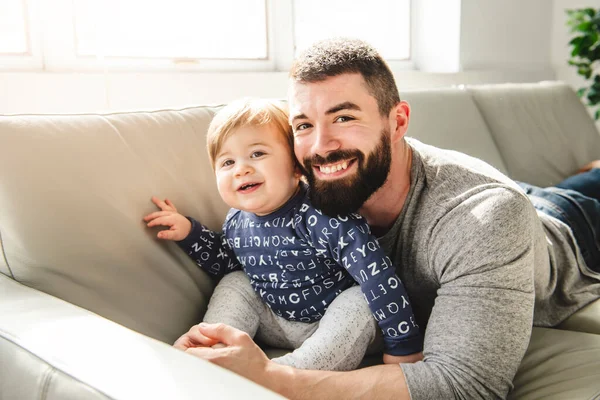 Un padre y un hijo jugando juntos en la sala de estar — Foto de Stock