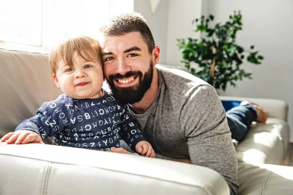 Un padre y un hijo jugando juntos en la sala de estar — Foto de Stock