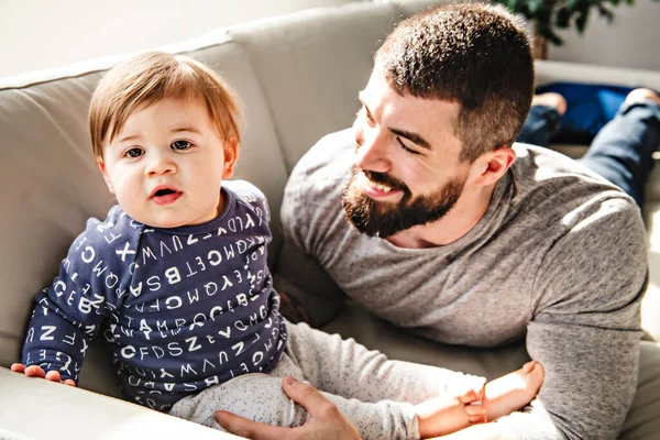 Un padre y un hijo jugando juntos en la sala de estar — Foto de Stock