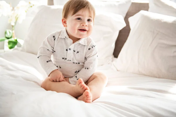 Een portret van een kruipende baby op het bed in haar kamer — Stockfoto