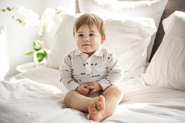 A Portrait of a crawling baby on the bed in her room — Stock Photo, Image