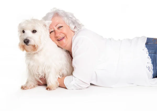Una anciana con su perro Westie — Foto de Stock