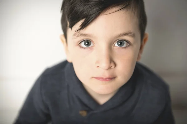 Κοντινό πορτραίτο ενός πεντάχρονου αγοριού πάνω από λευκό — Φωτογραφία Αρχείου