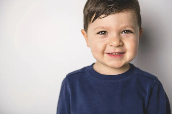 Retrato cercano de un niño de cuatro años sobre blanco —  Fotos de Stock