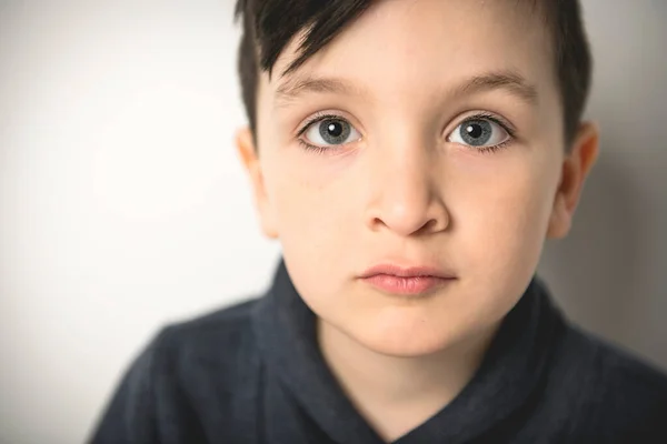 Zblízka portrét pětiletého chlapce přes bílou — Stock fotografie