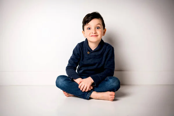 Пятилетний мальчик сидит на полу — стоковое фото