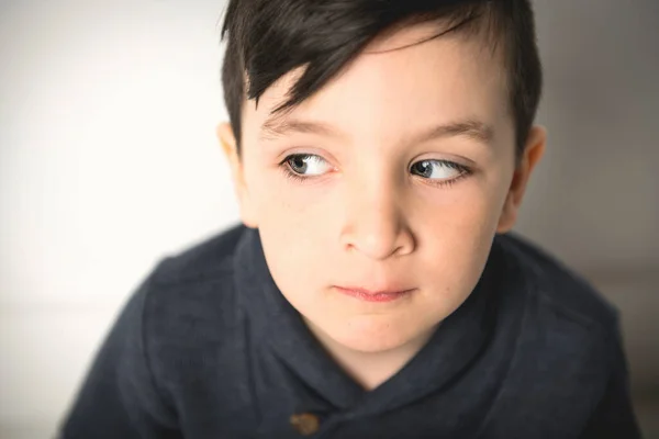 Nära porträtt av en fem år gammal pojke över vit — Stockfoto