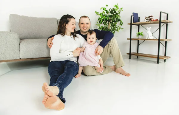 Mladá rodina doma s dítětem dívkou — Stock fotografie