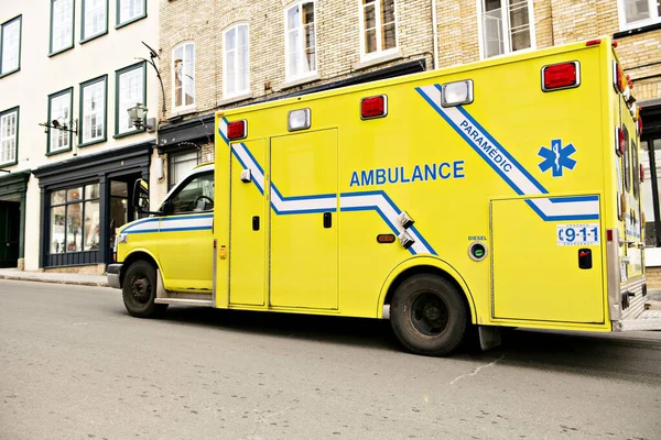 Um carro de ambulância na rua lateral — Fotografia de Stock