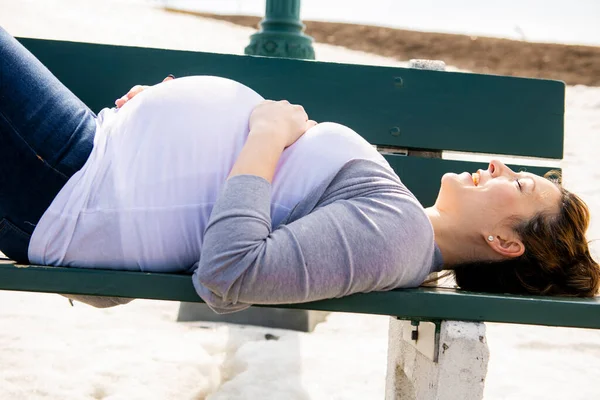 Chica embarazada fuera en un fondo de la ciudad —  Fotos de Stock