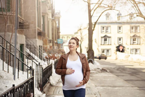 Schwangere Mädchen draußen vor dem Hintergrund der Stadt — Stockfoto
