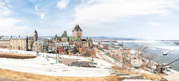 El hermoso castillo histórico Frontenac en la ciudad de Quebec en temporada de invierno —  Fotos de Stock