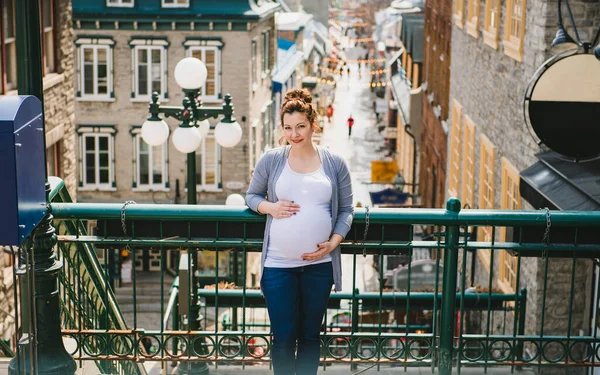 都会の外で妊娠中の女の子 — ストック写真