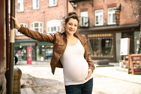 Schwangere Mädchen draußen vor dem Hintergrund der Stadt — Stockfoto