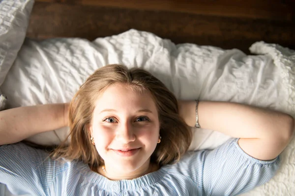 Dospívající dívka ležící v posteli a odpočívající — Stock fotografie